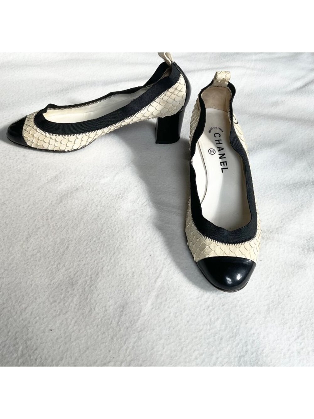 Vintage Chanel 2in heels pumps white Snakeskin black Patent Leather37.5US6.5logo